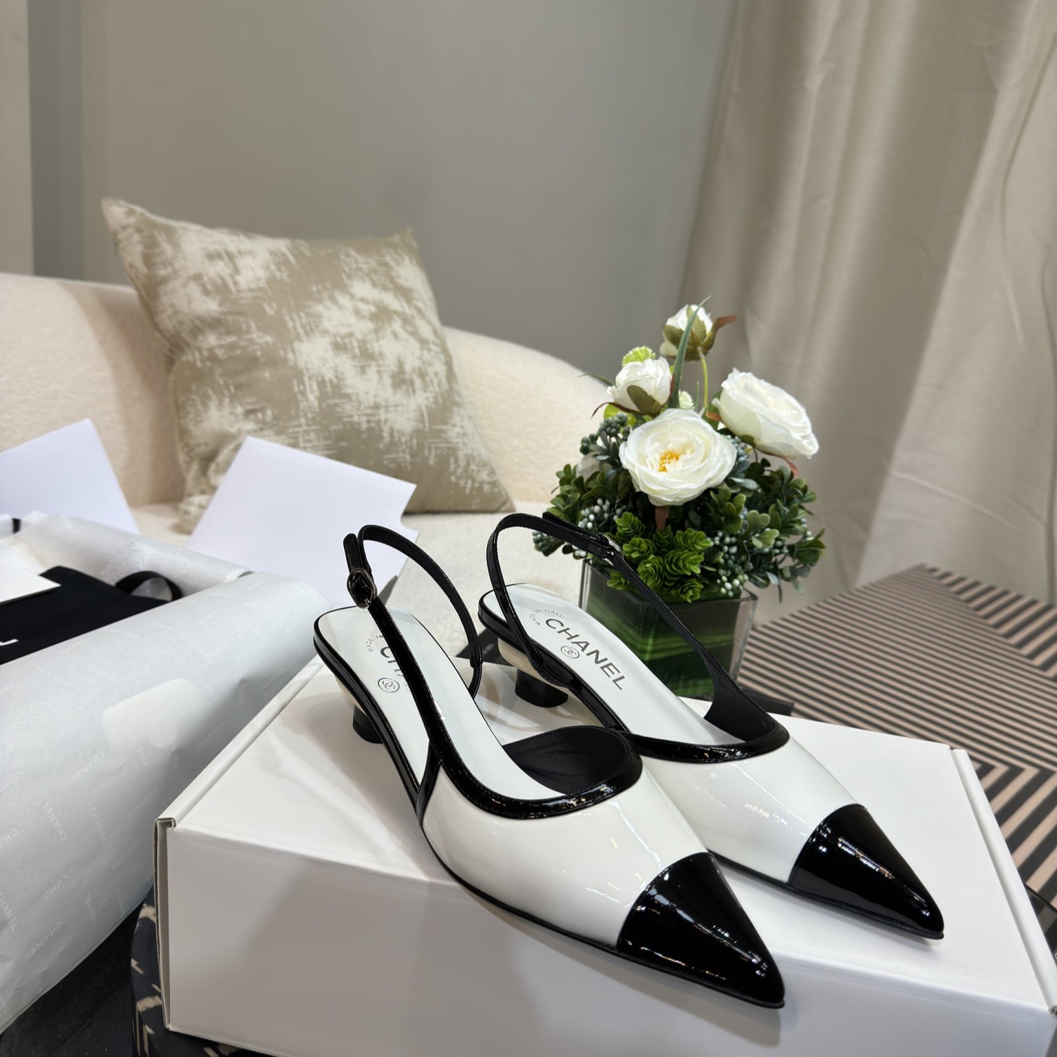 샤넬 24C 포인티드 토 슬링백 펌프스