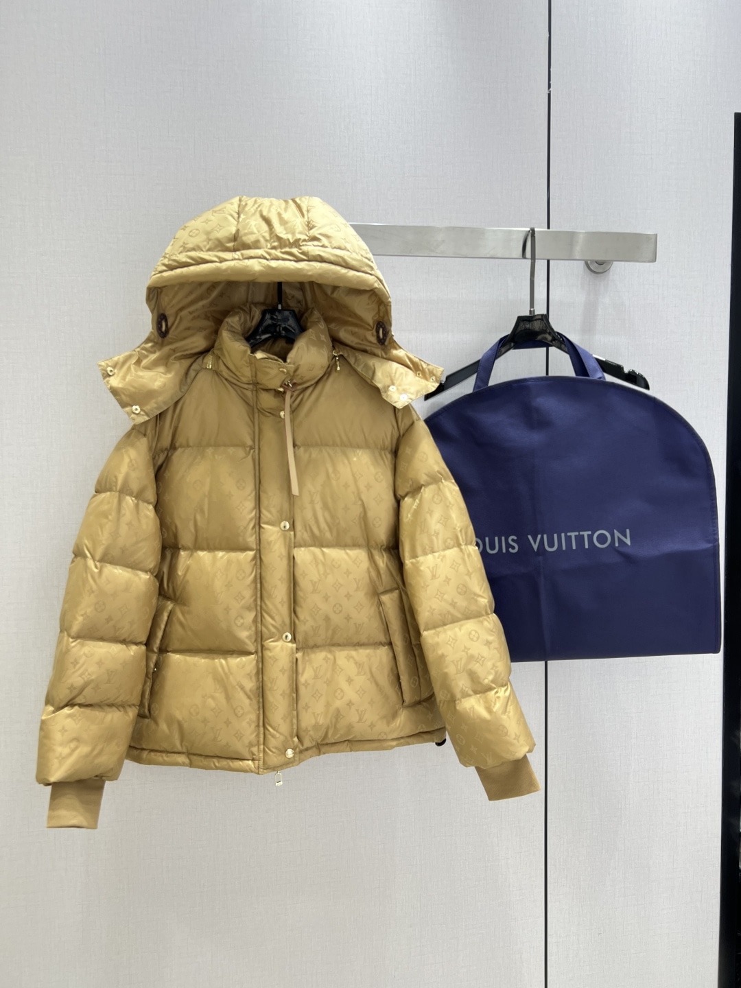 루이비통 25 신상 후드 엠보 패딩 점퍼