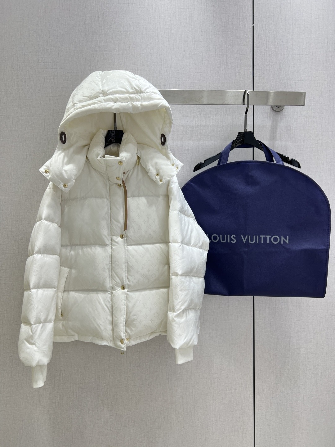 루이비통 25 신상 후드 엠보 패딩 점퍼