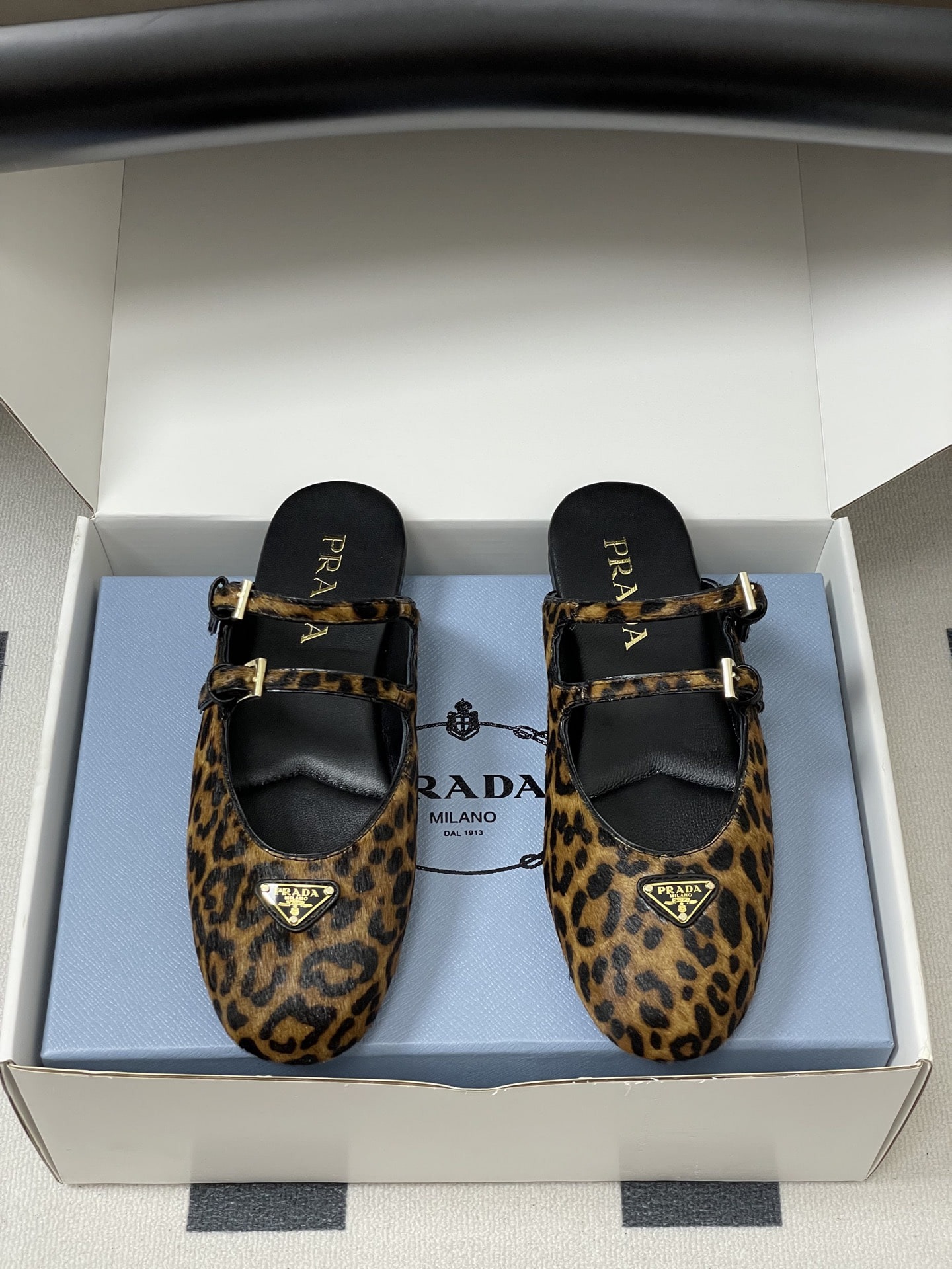 프라다 25S 신상 에나멜 메리제인 플랫