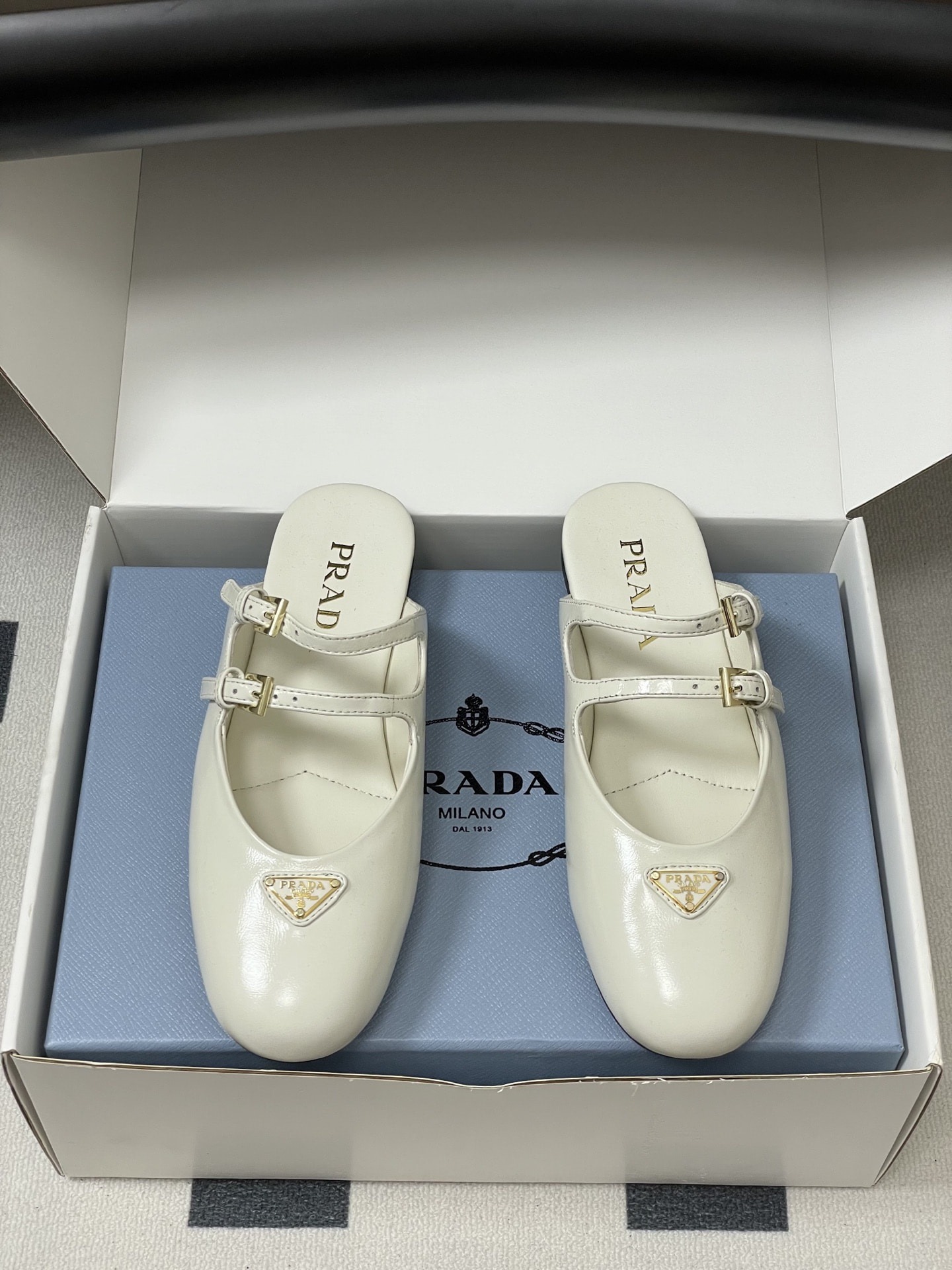 프라다 25S 신상 에나멜 메리제인 플랫