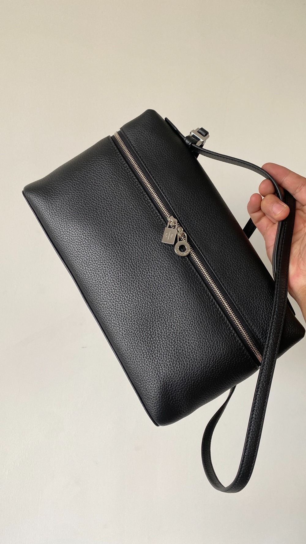 로로피아나 엑스트라 포켓 파우치 라지