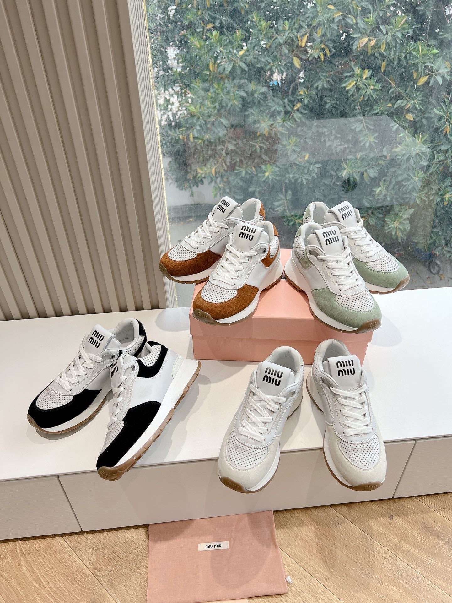 미우미우 스트랩 통굽 스니커즈