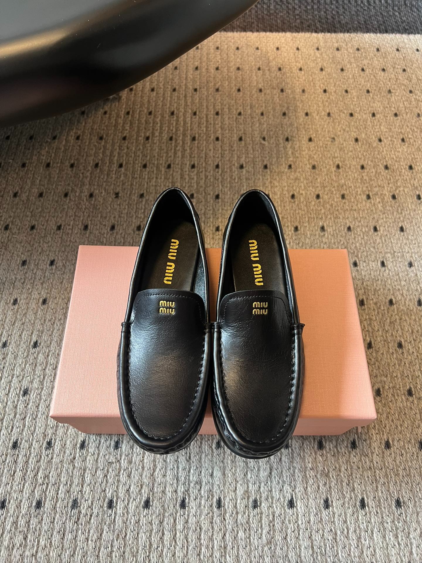 미우미우 25ss 신상 라운드 로퍼