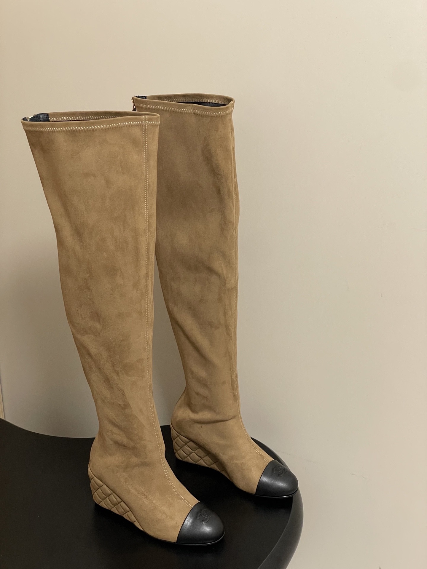 샤넬 25A 신상 더블C 웨지힐 스판부츠