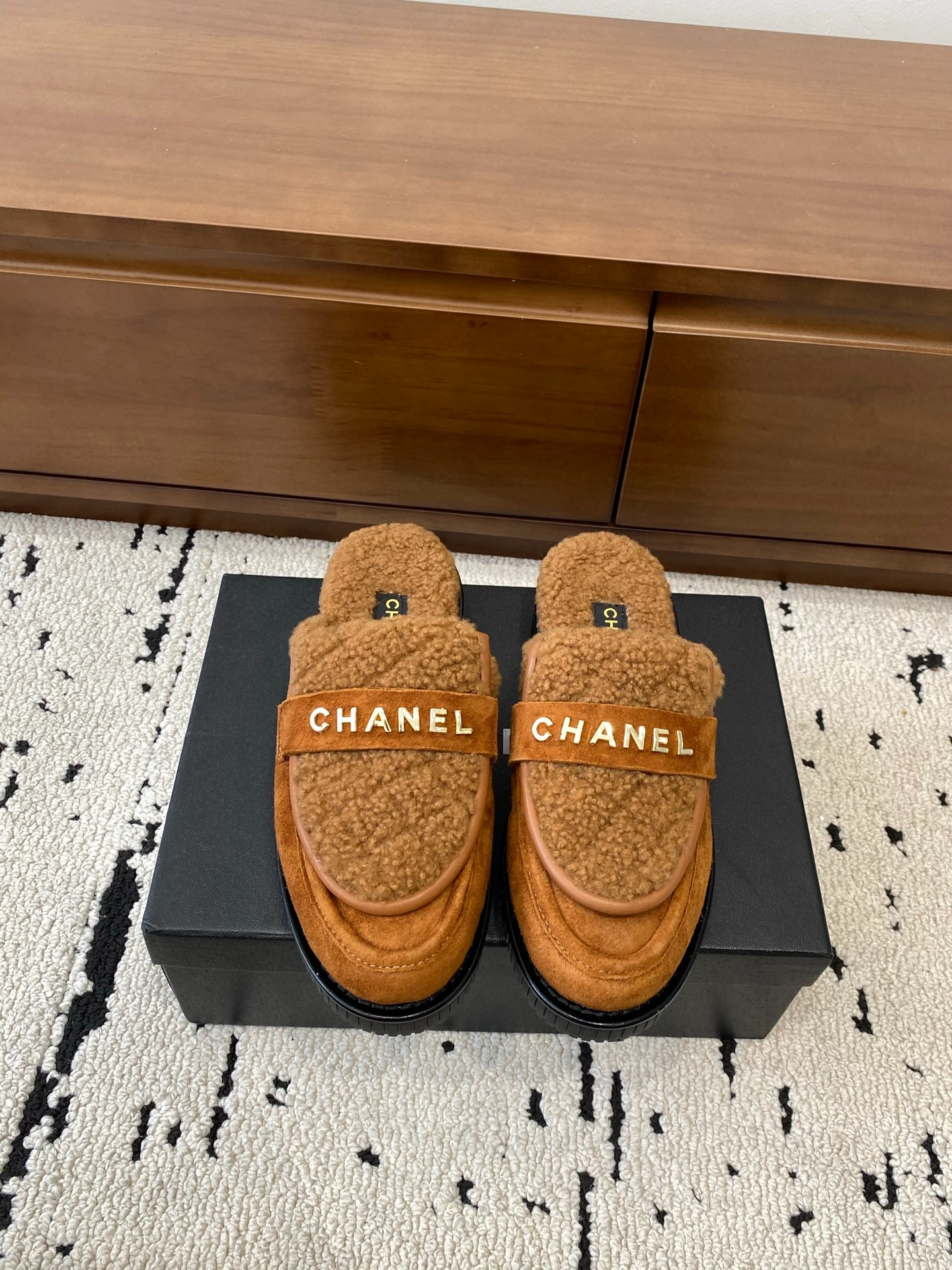 샤넬 25C 신상 플랫 털 슬리퍼