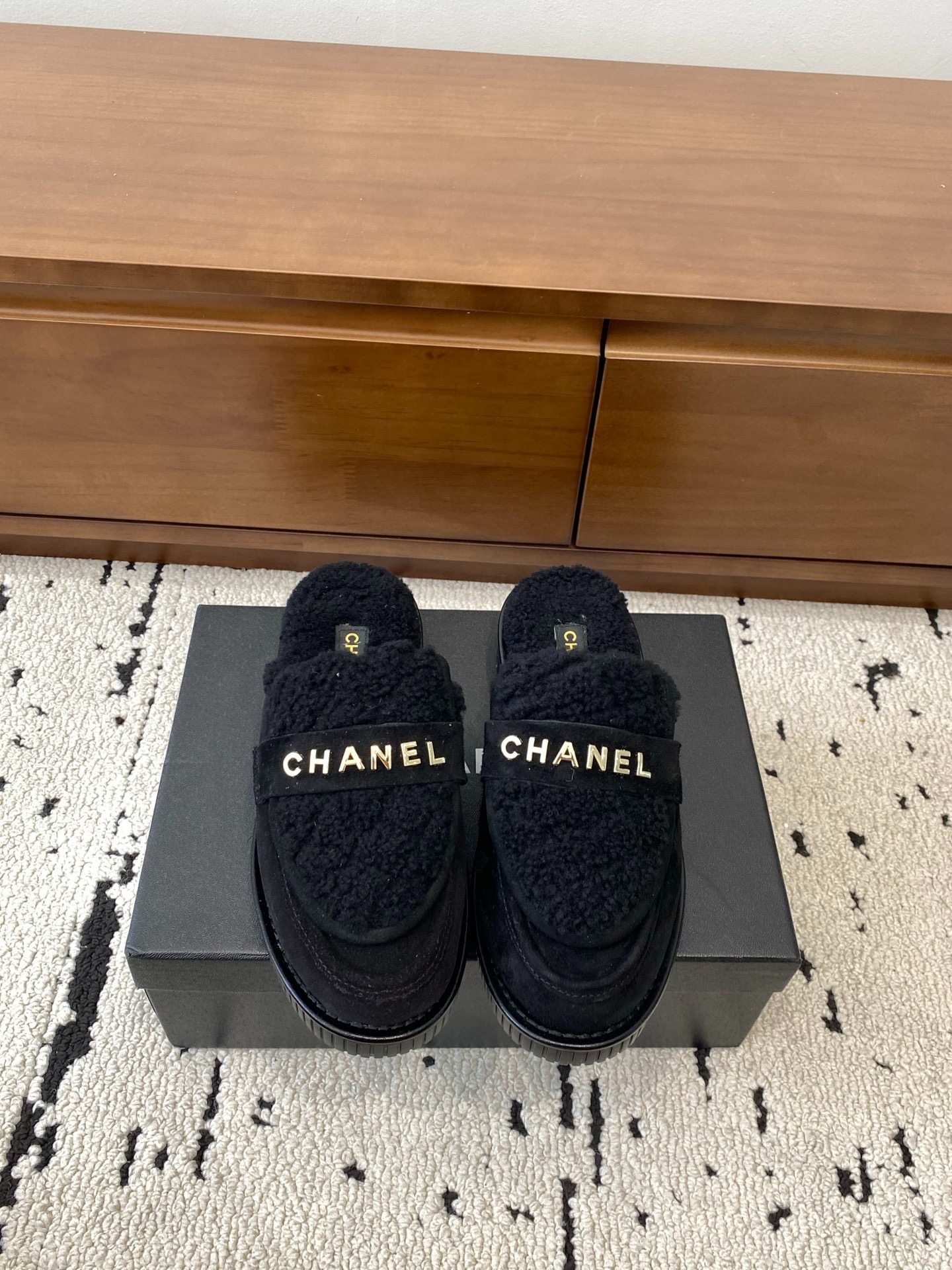 샤넬 25C 신상 플랫 털 슬리퍼