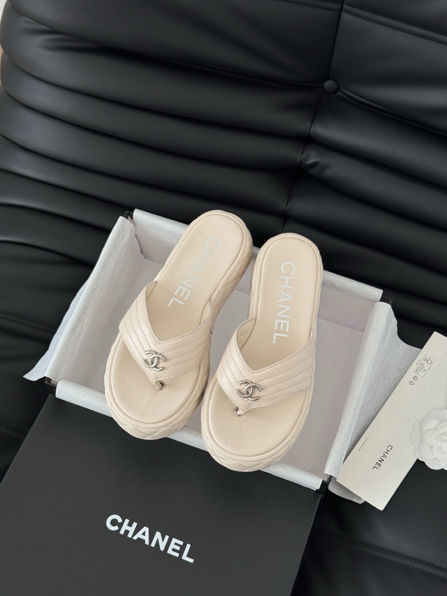 샤넬 봄여름 신상 핫픽스 통굽 샌들