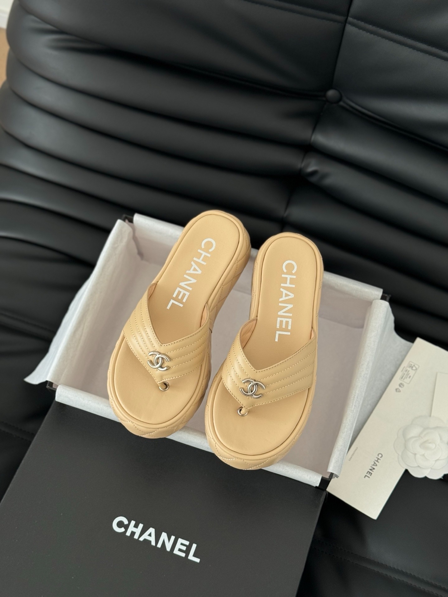 샤넬 봄여름 신상 핫픽스 통굽 샌들