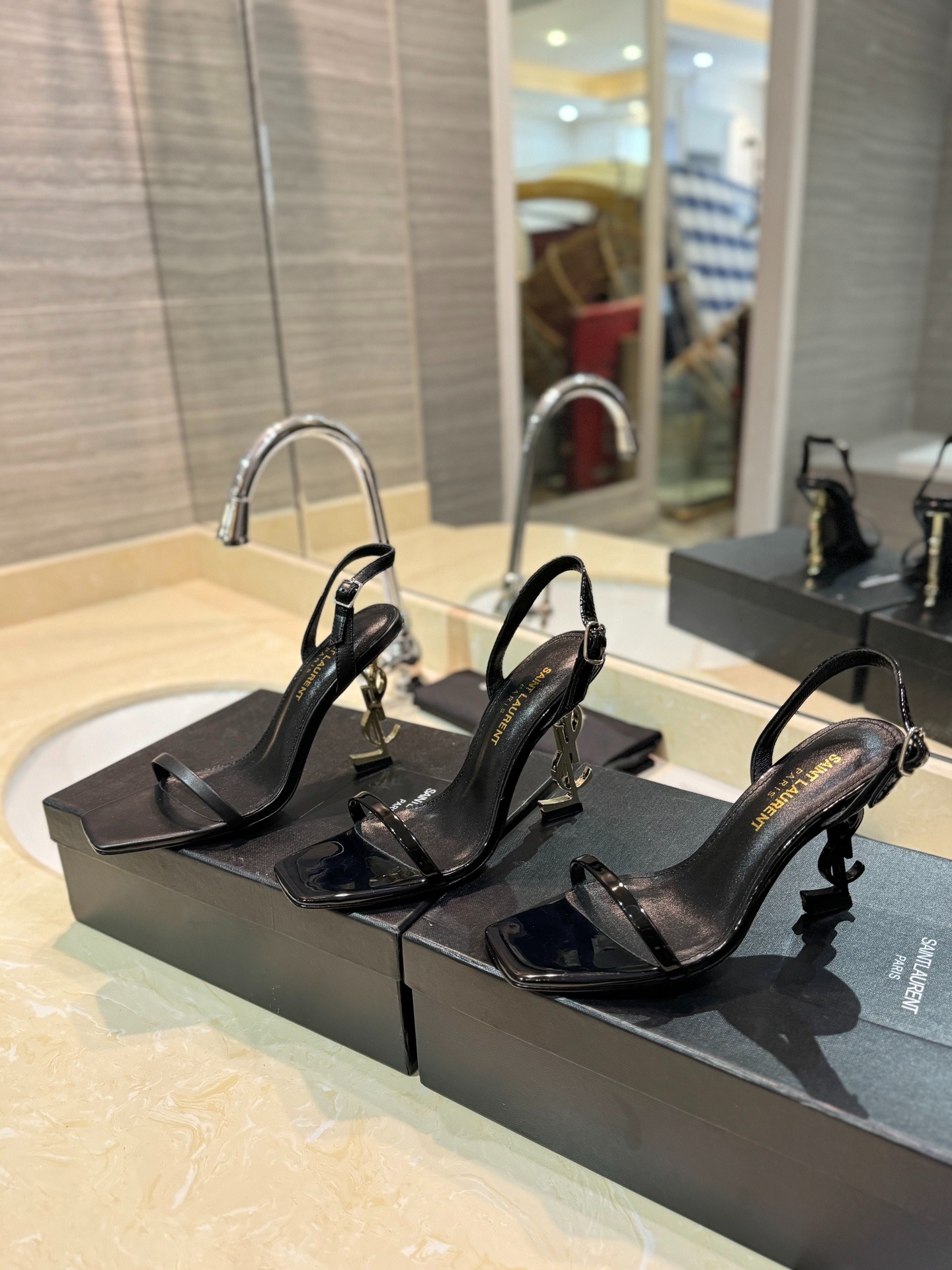 입생로랑 레터링 메탈 버클힐