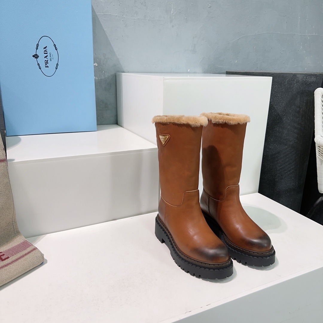 프라다 25ss 신상 클래식 통굽 스노우 부츠