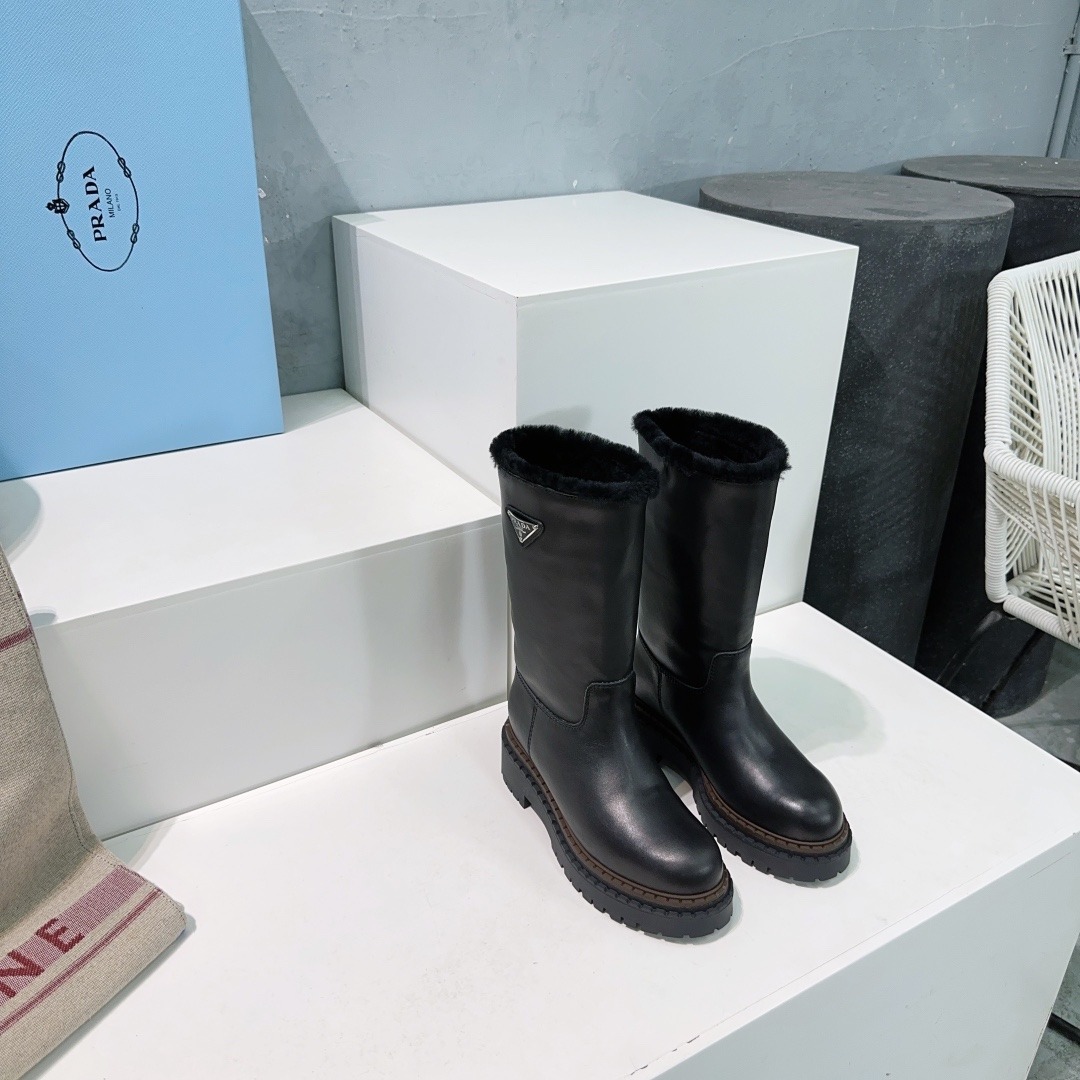 프라다 25ss 신상 클래식 통굽 스노우 부츠