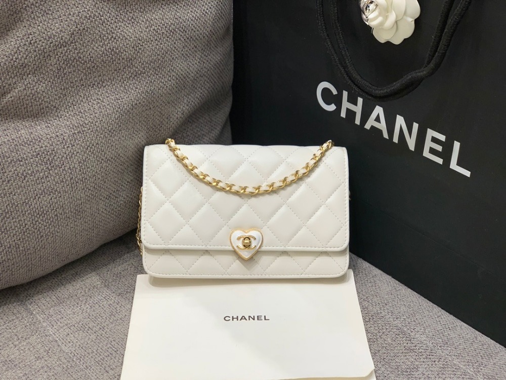 샤넬 하트 턴락 WOC 체인 월렛 램스킨 크로스백 AP3285 