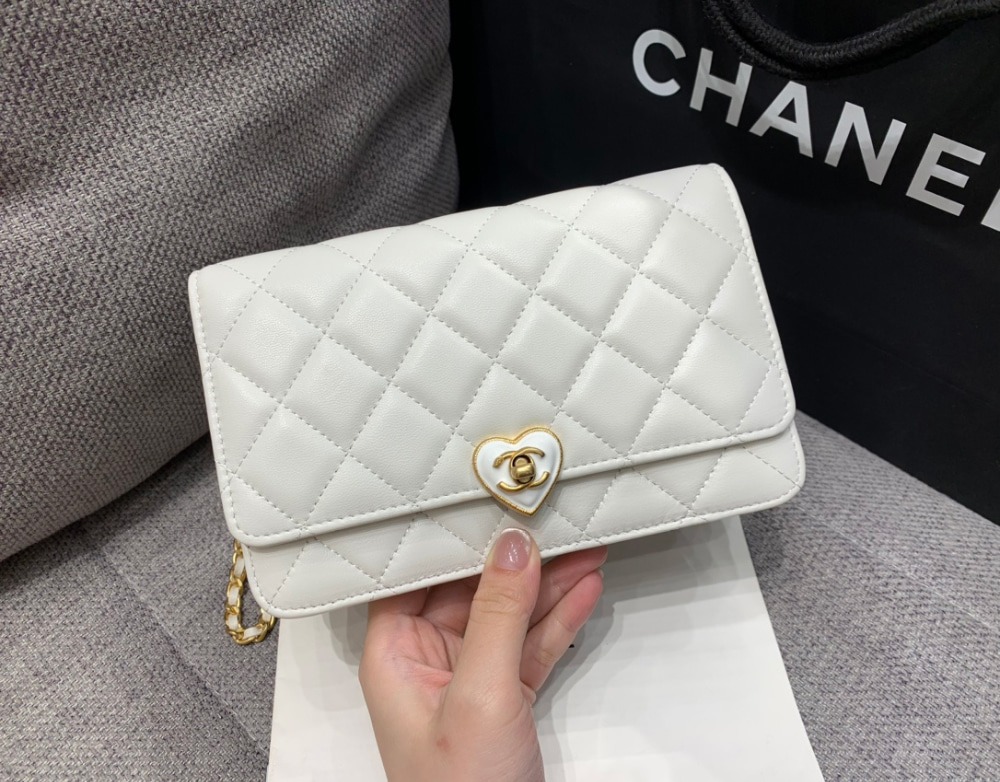 샤넬 하트 턴락 WOC 체인 월렛 램스킨 크로스백 AP3285 