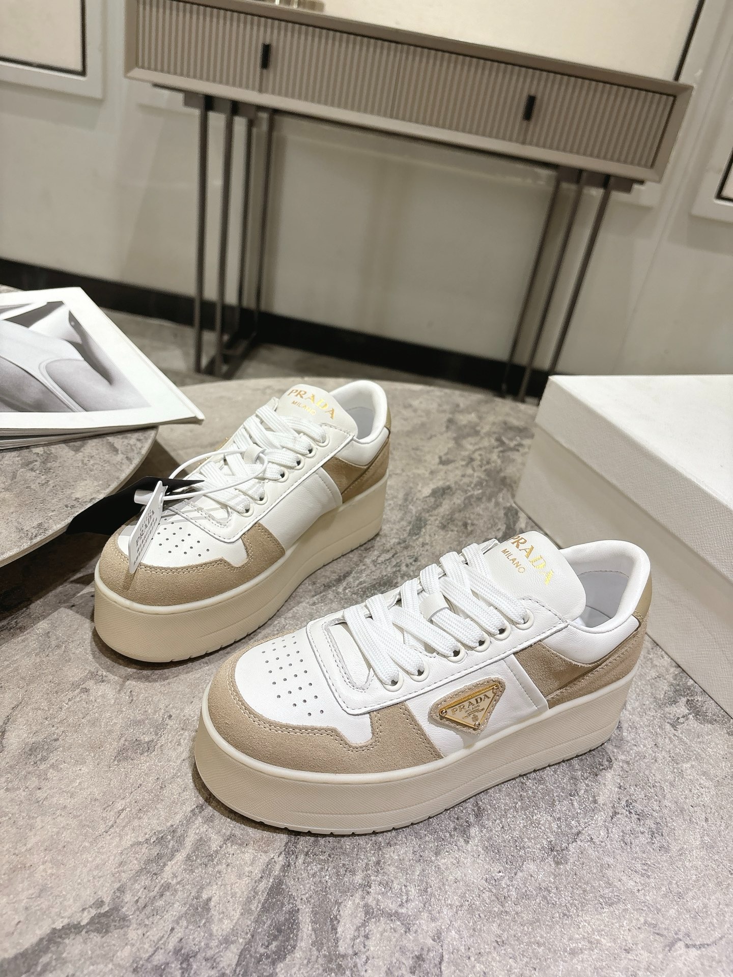 프라다 신상 삼각로고 스니커즈