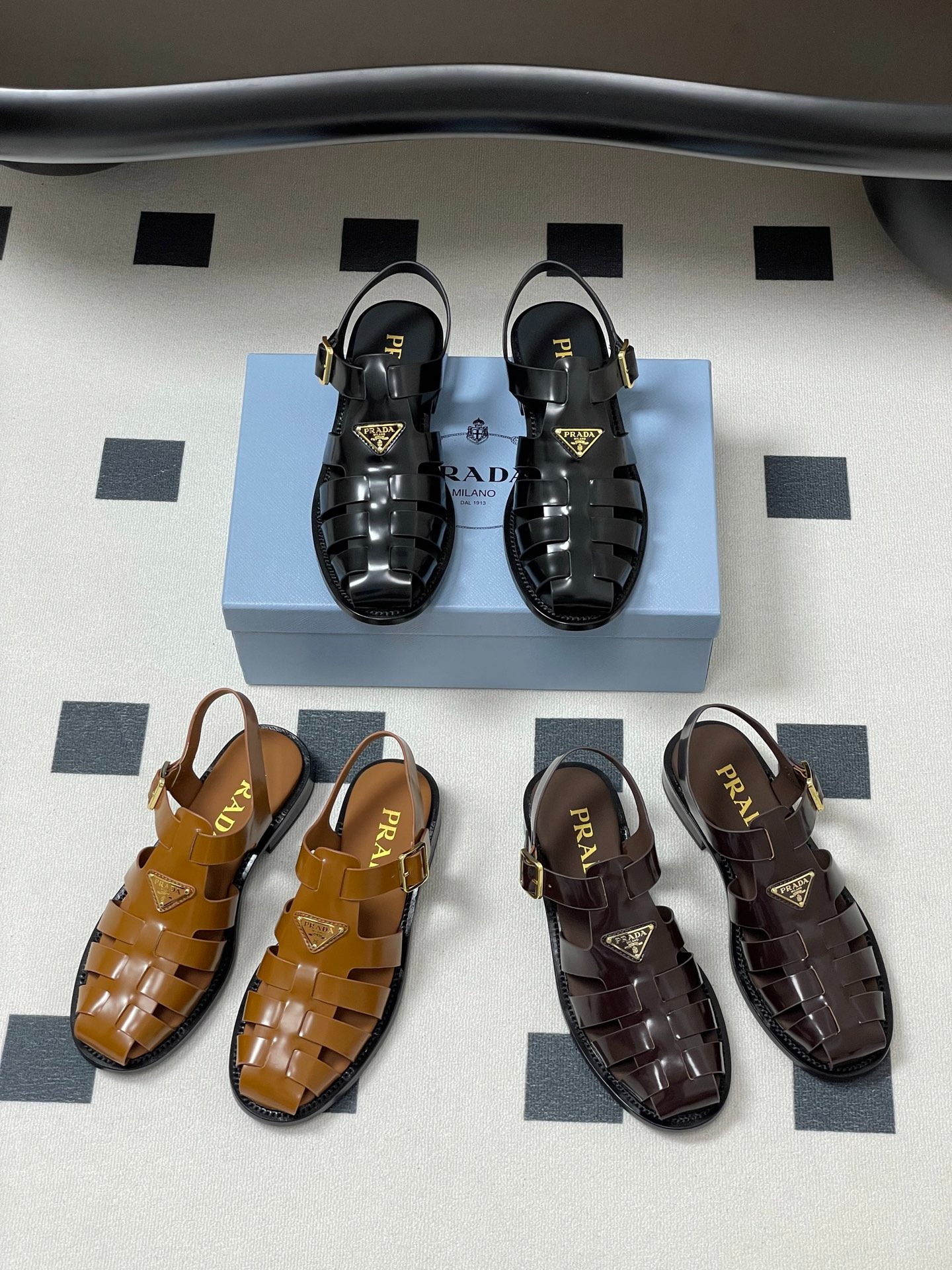 프라다 25 봄여름 신상 로마 플랫 샌들
