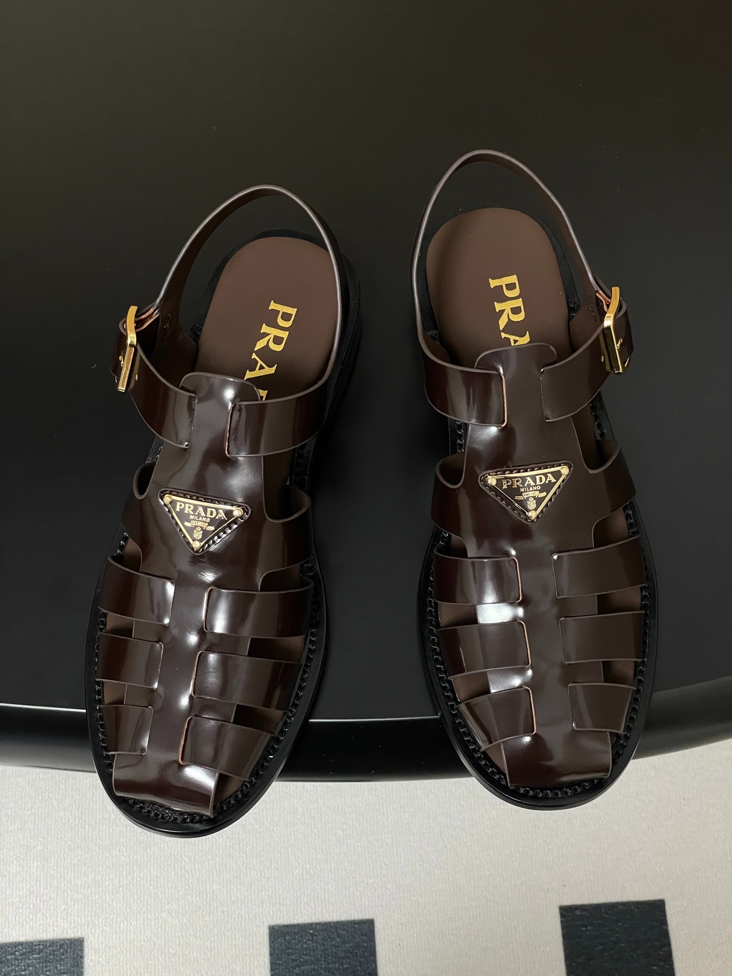 프라다 25 봄여름 신상 로마 플랫 샌들