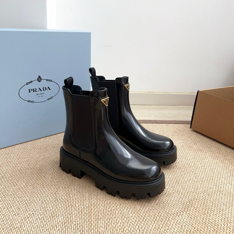 프라다 브러시드 가죽 모놀리스 첼시 부츠