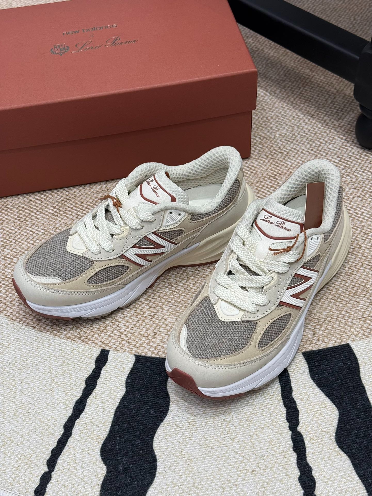 로로피아나 x 뉴*란스 콜라보 스니커즈