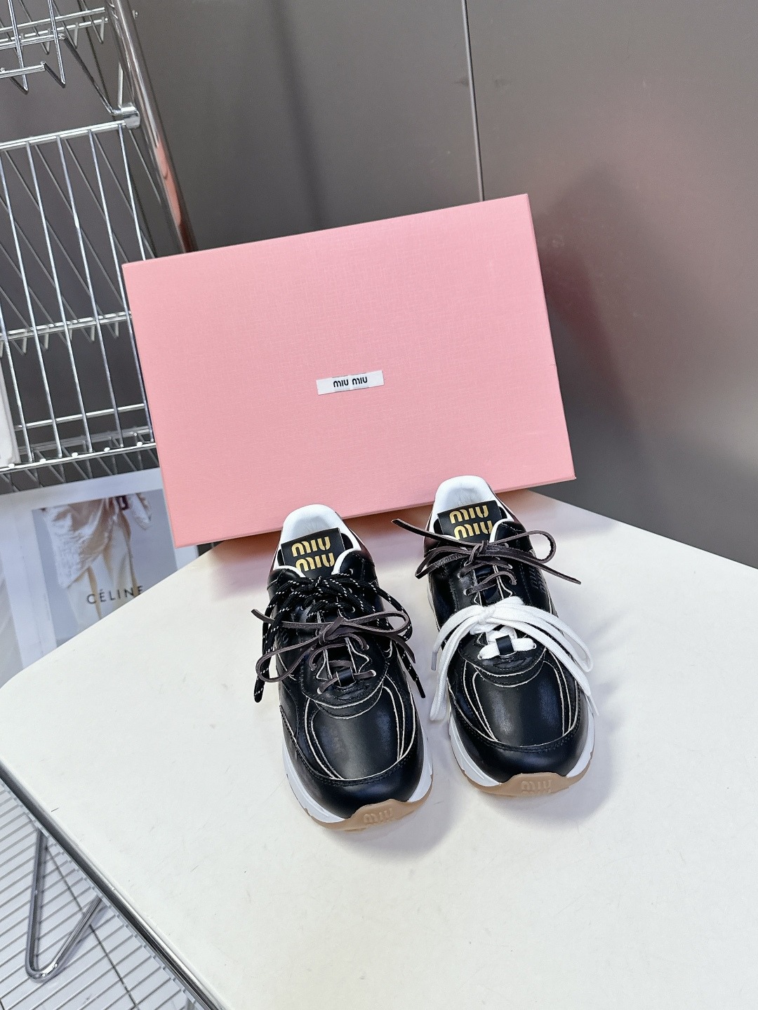 미우미우 최신 복고풍 운동화