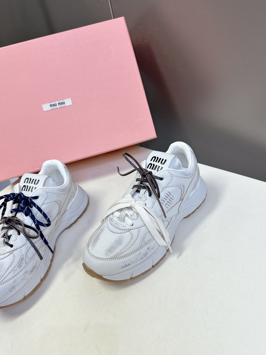 미우미우 최신 복고풍 운동화