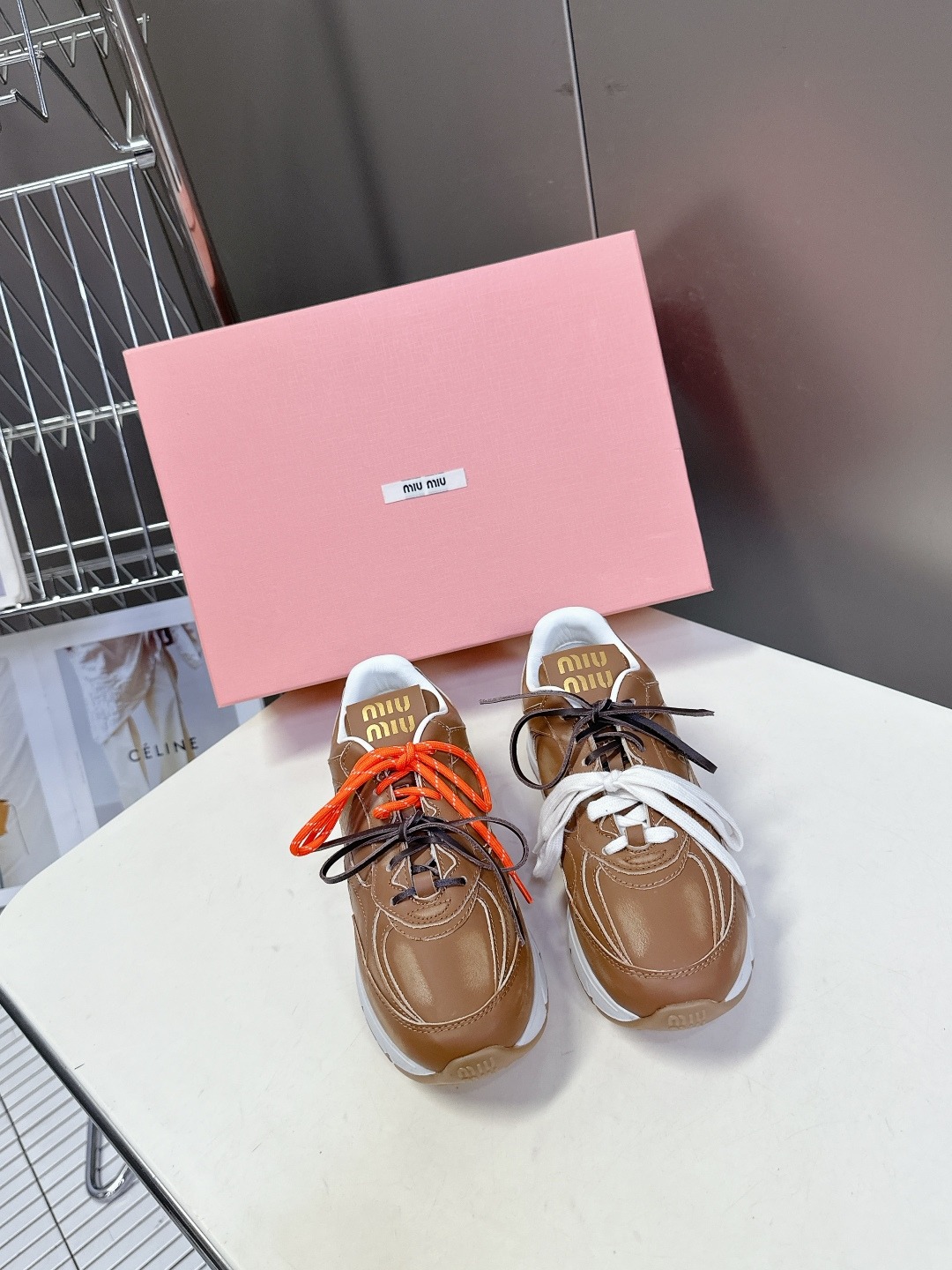 미우미우 최신 복고풍 운동화