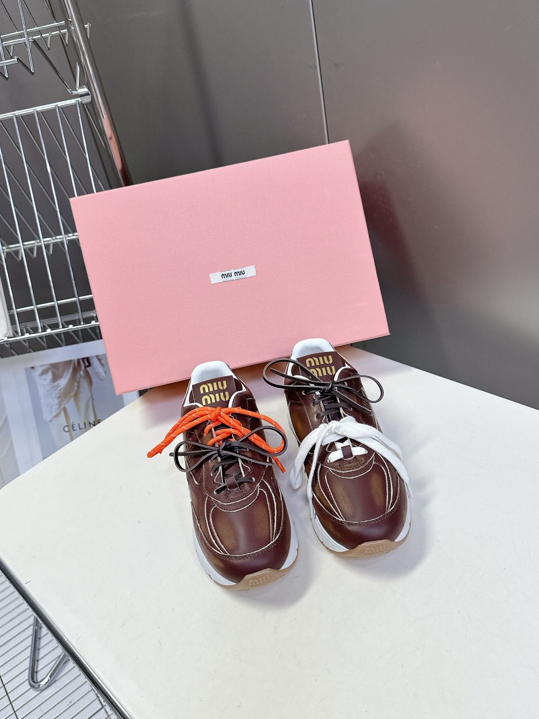 미우미우 최신 복고풍 운동화