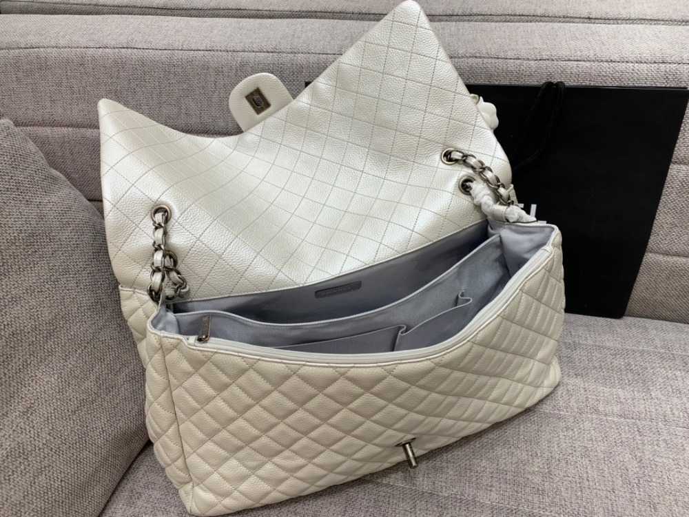 샤넬 클래식 XXL 트래블 플랩 백 