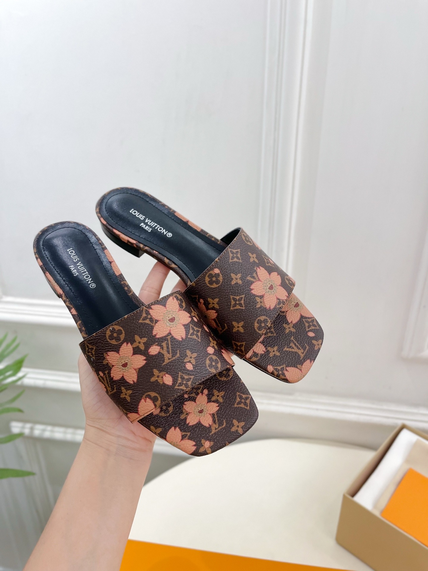 루이비통 25 봄 프리미엄 NEO REVIVAL 슬리퍼