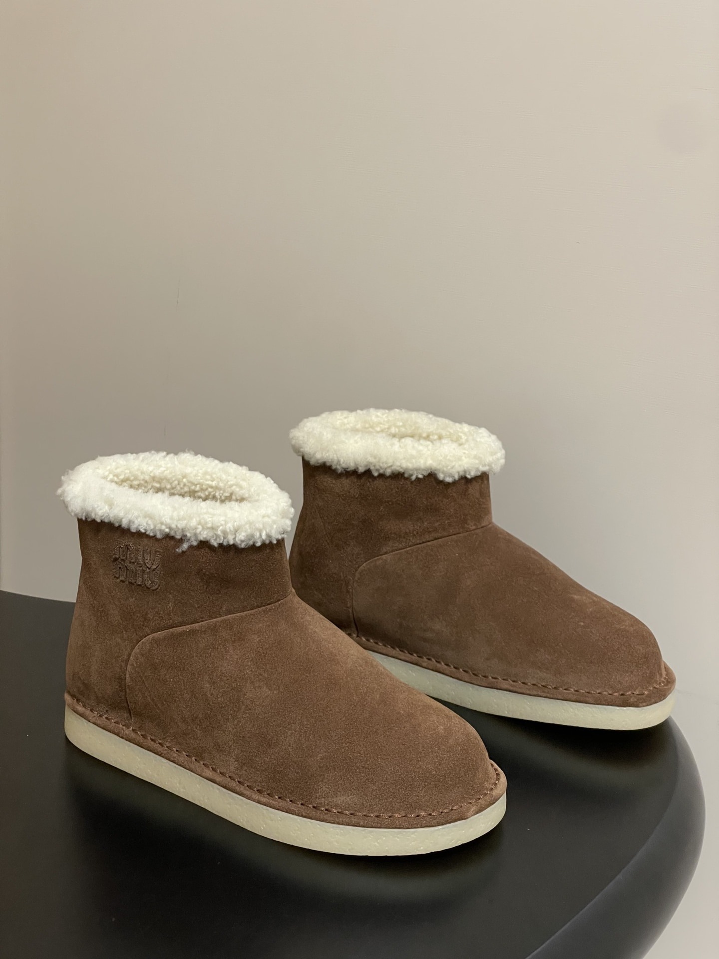 미우미우 신상 스웨이드 통굽 앵클부츠