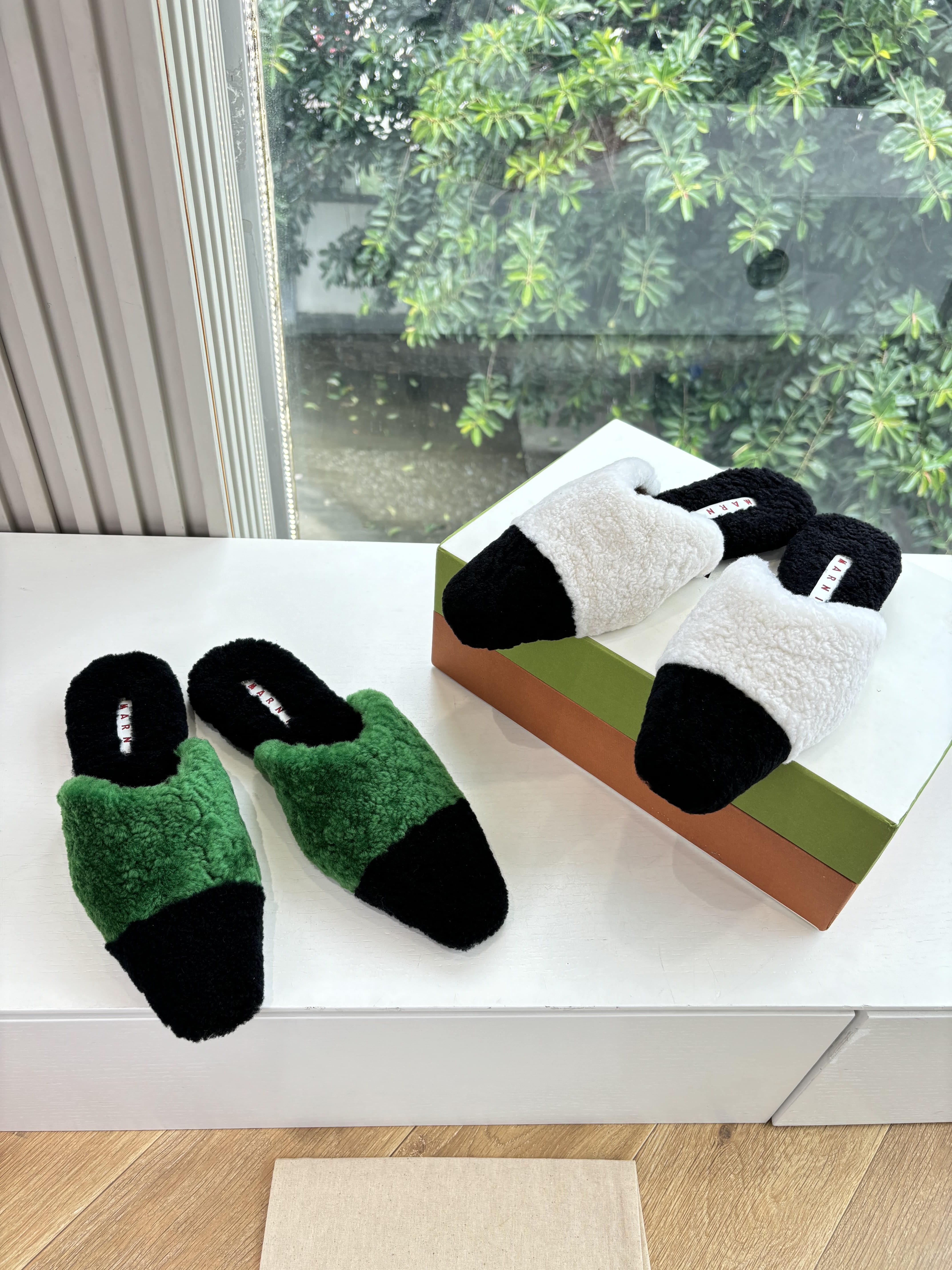 마르니 신상 배색 털 슬리퍼