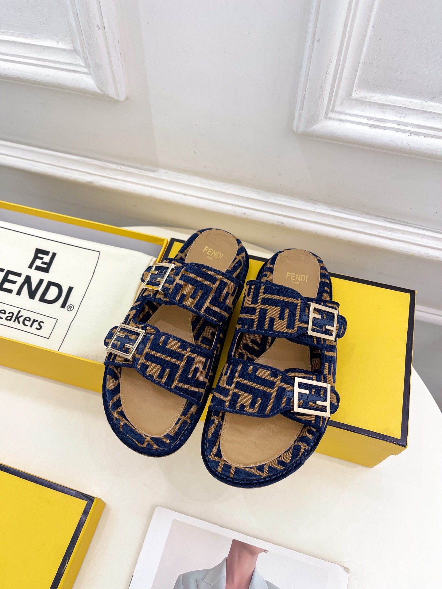 펜디 25 신상 더블 플랫 슬리퍼