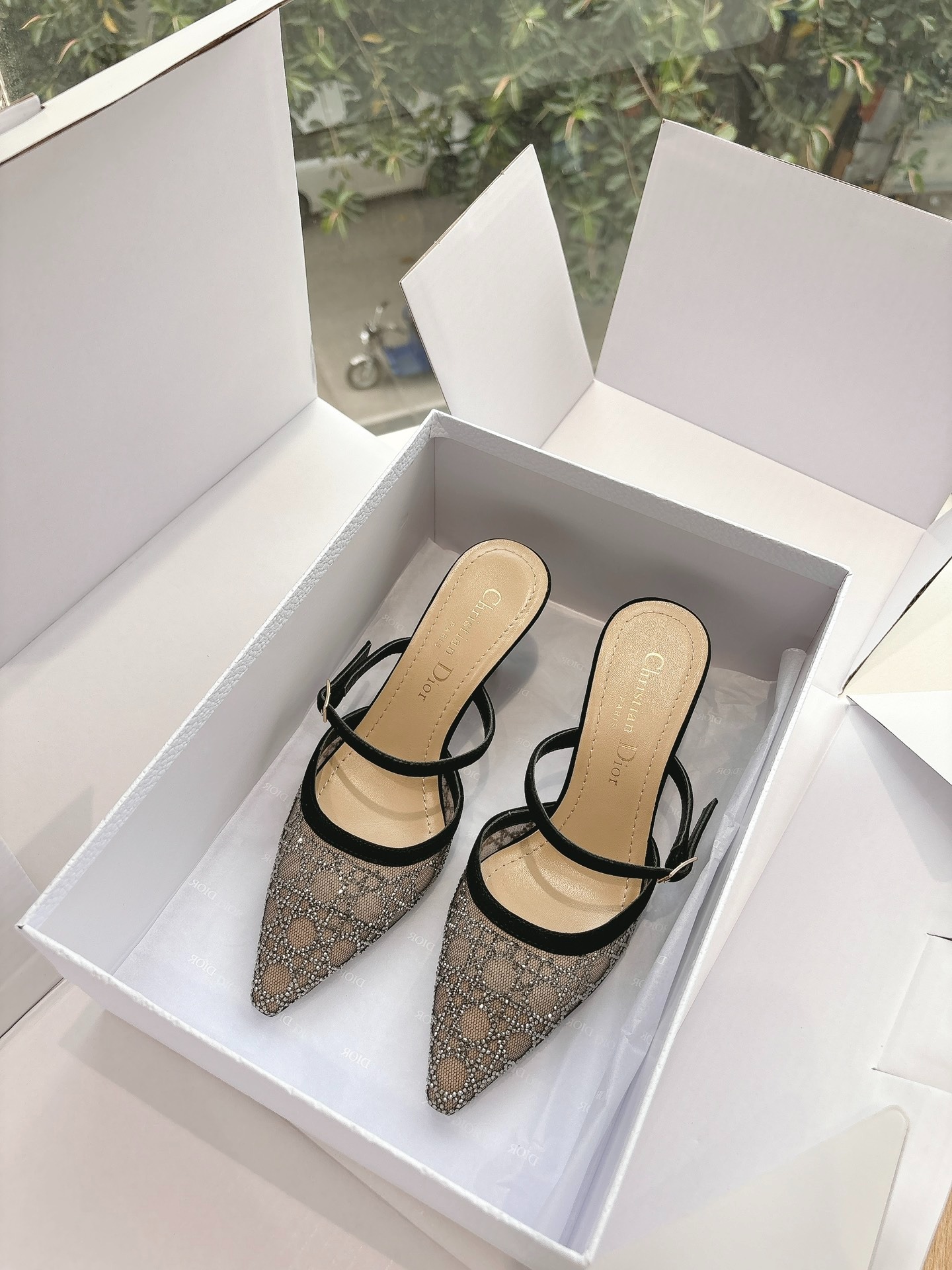 디올  2025 봄 신상 비치자수 슬리퍼