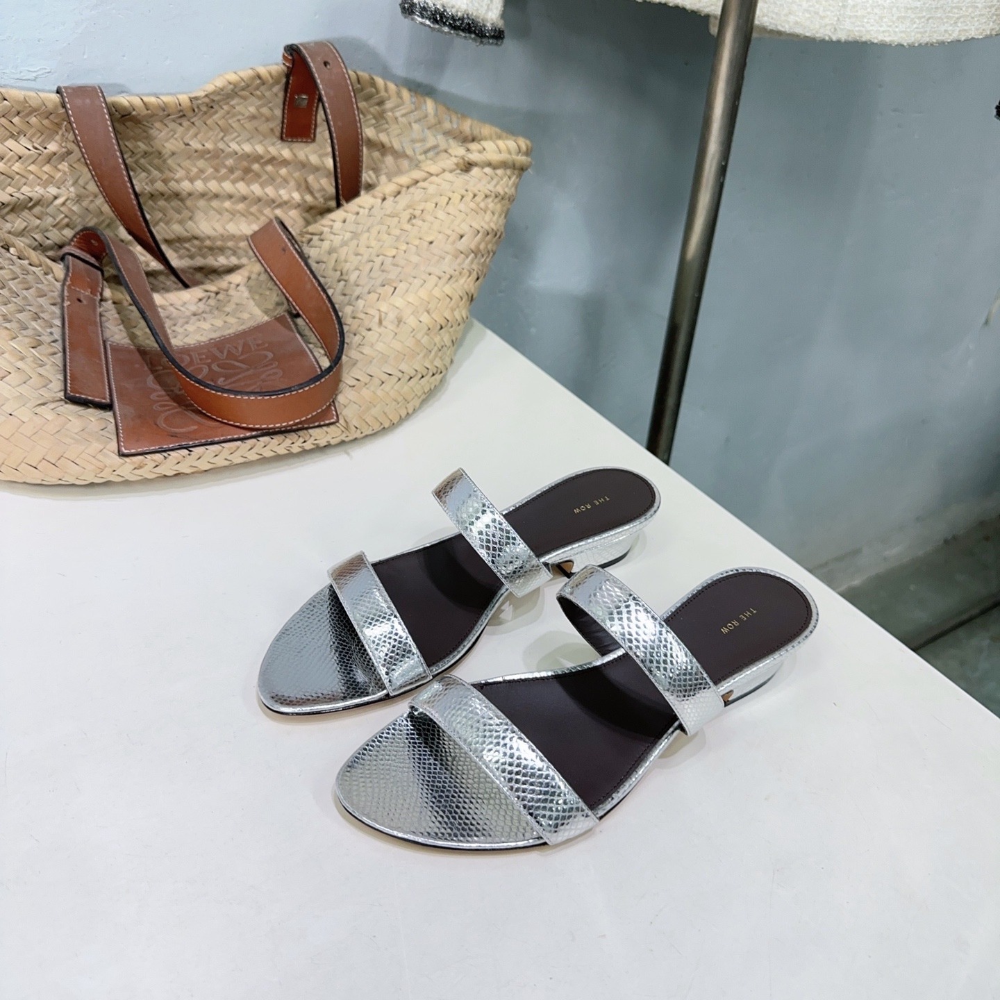 더로우 25 봄여름 신상 스트랩 심플 슬리퍼