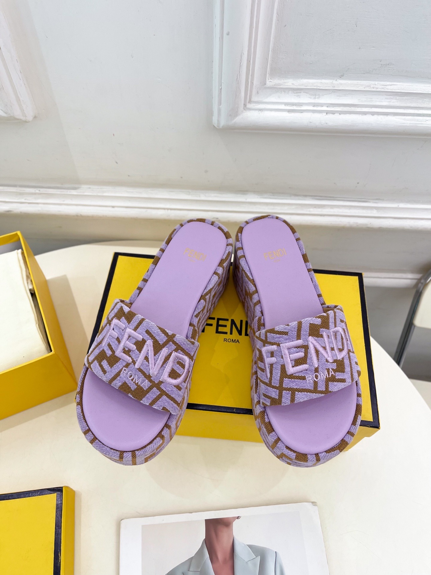 펜디 25 플랫폼 슬리퍼 라인