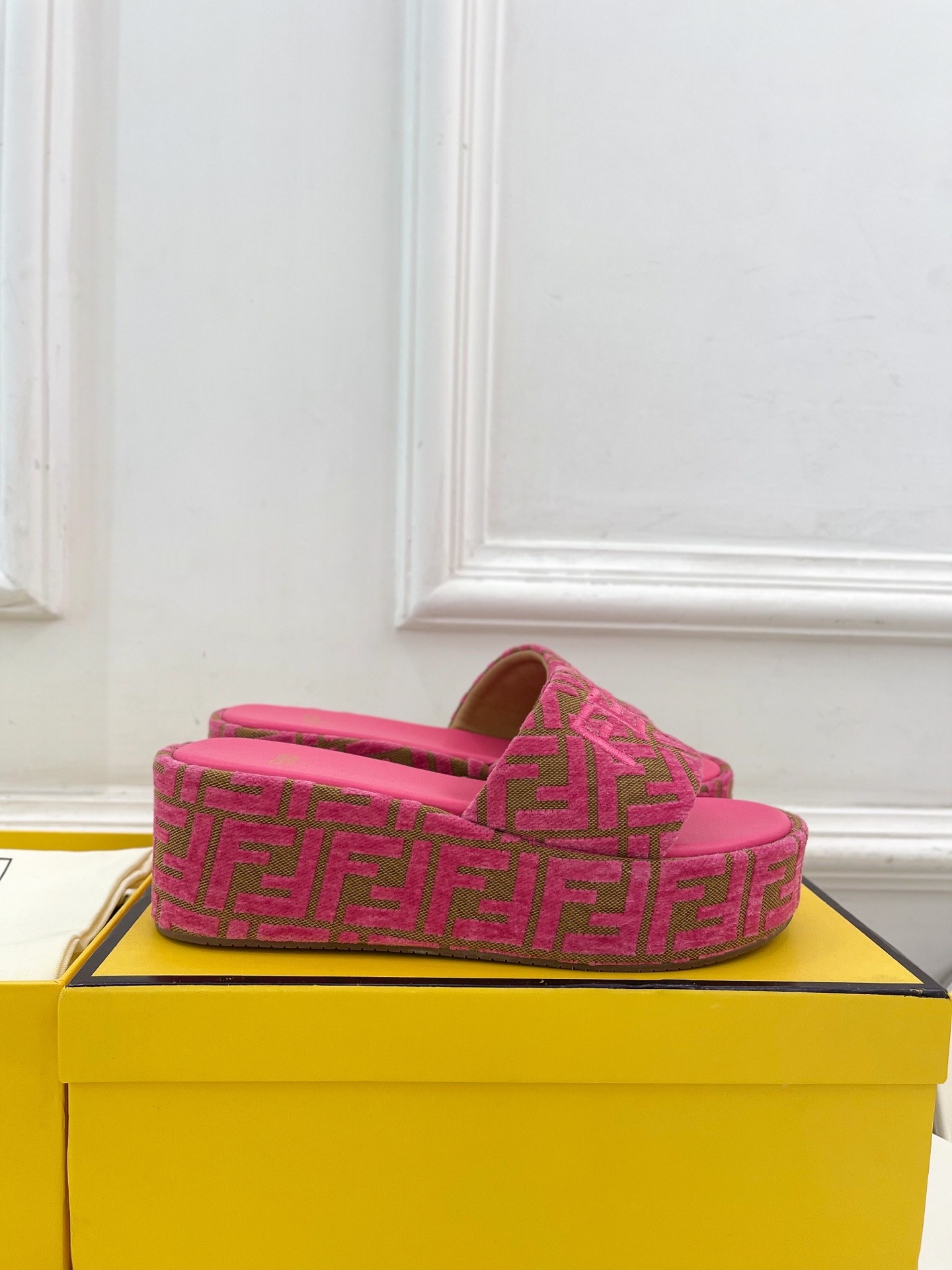 펜디 25 플랫폼 슬리퍼 라인