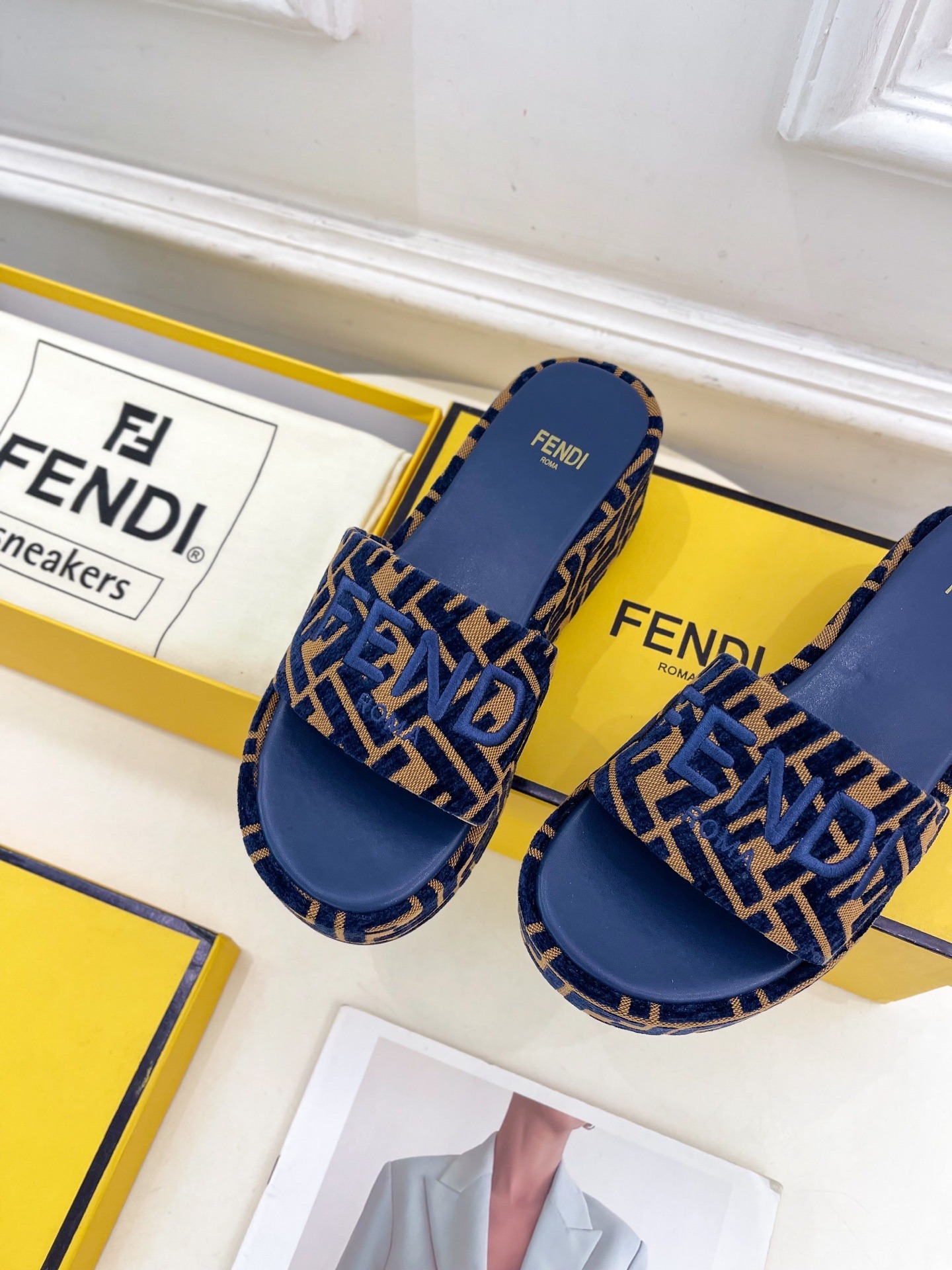 펜디 25 플랫폼 슬리퍼 라인