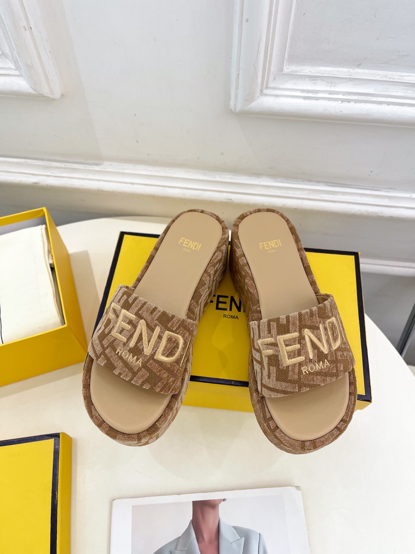 펜디 25 플랫폼 슬리퍼 라인