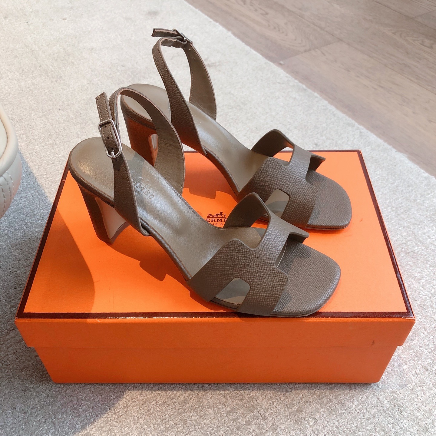 에르메스 25 산토리니 샌들