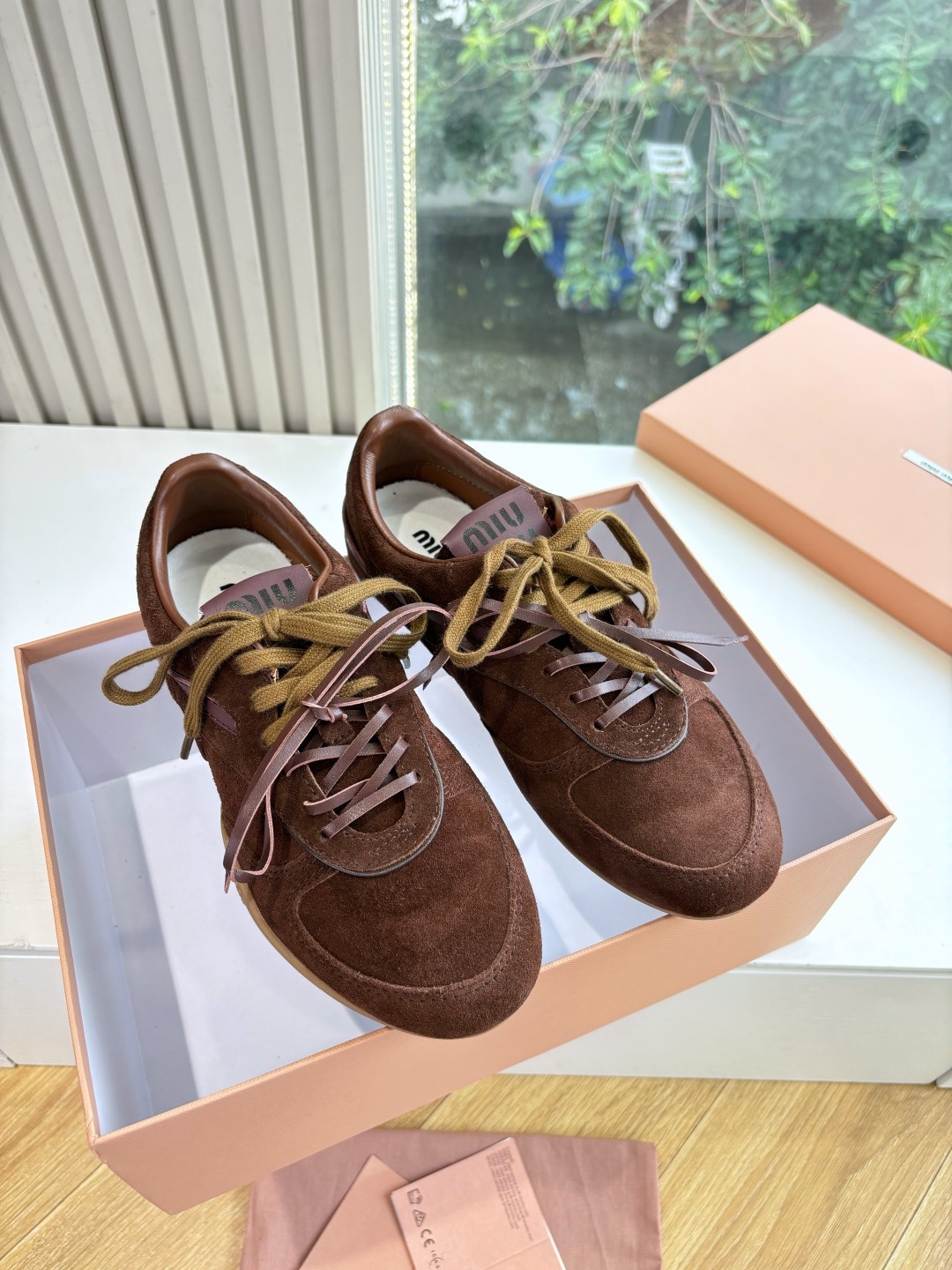 미우미우 x 뉴* 콜라보 스니커즈