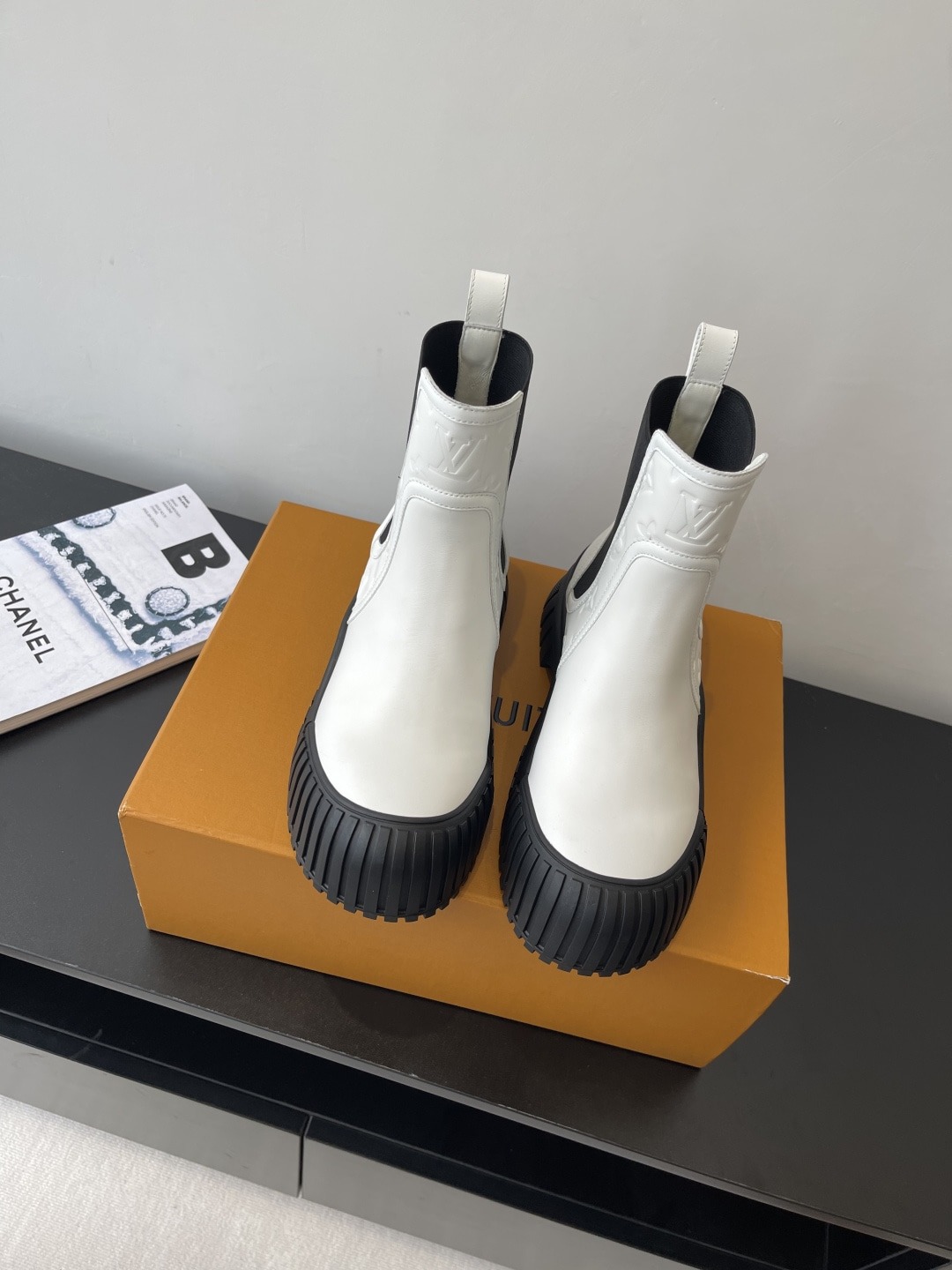 루이비통 플랫 첼시 앵클부츠