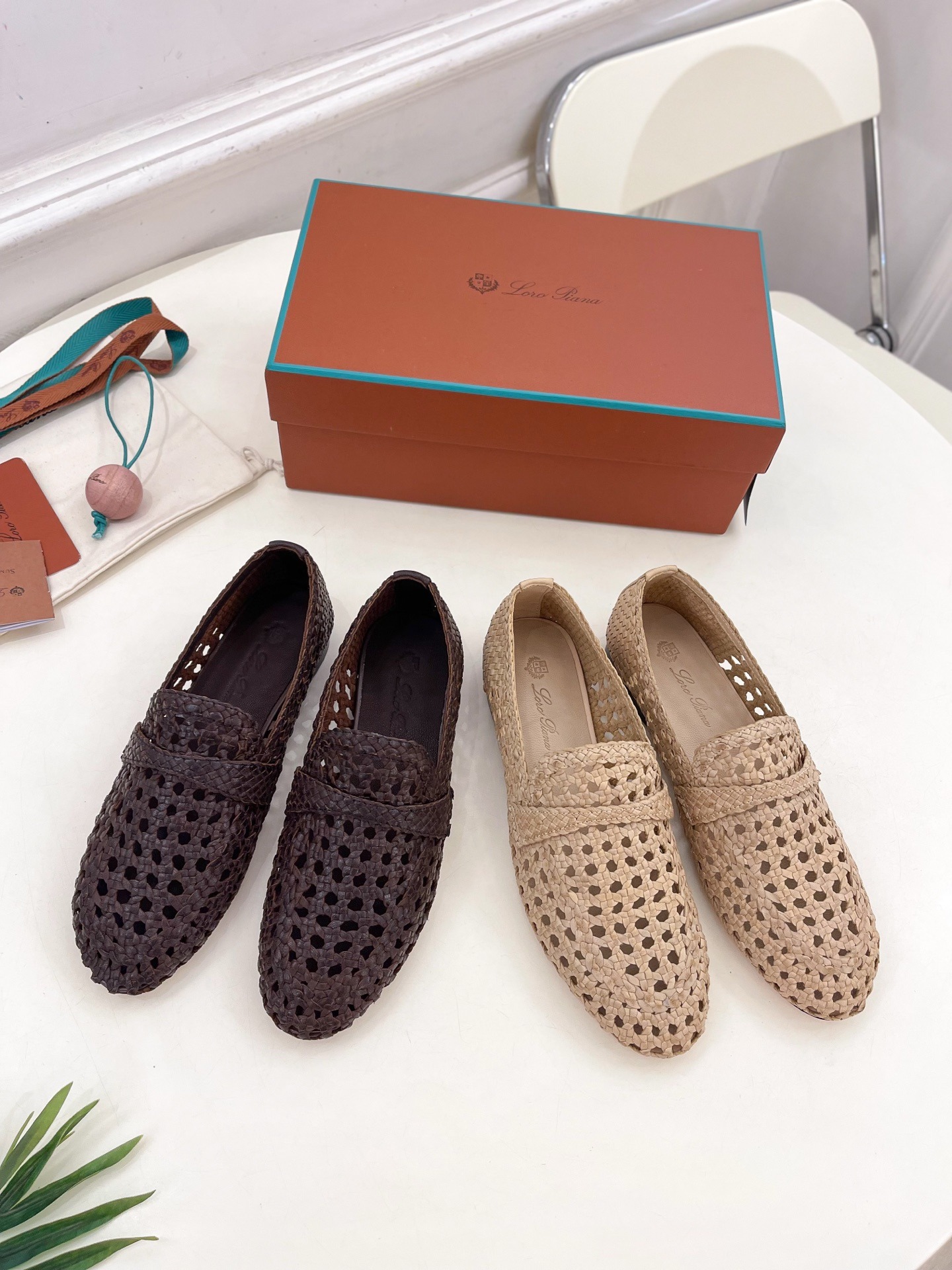 로로피아나 2025 봄여름 신상 레온 펀칭 로퍼