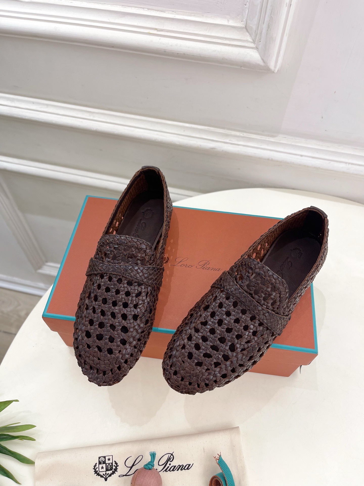 로로피아나 2025 봄여름 신상 레온 펀칭 로퍼