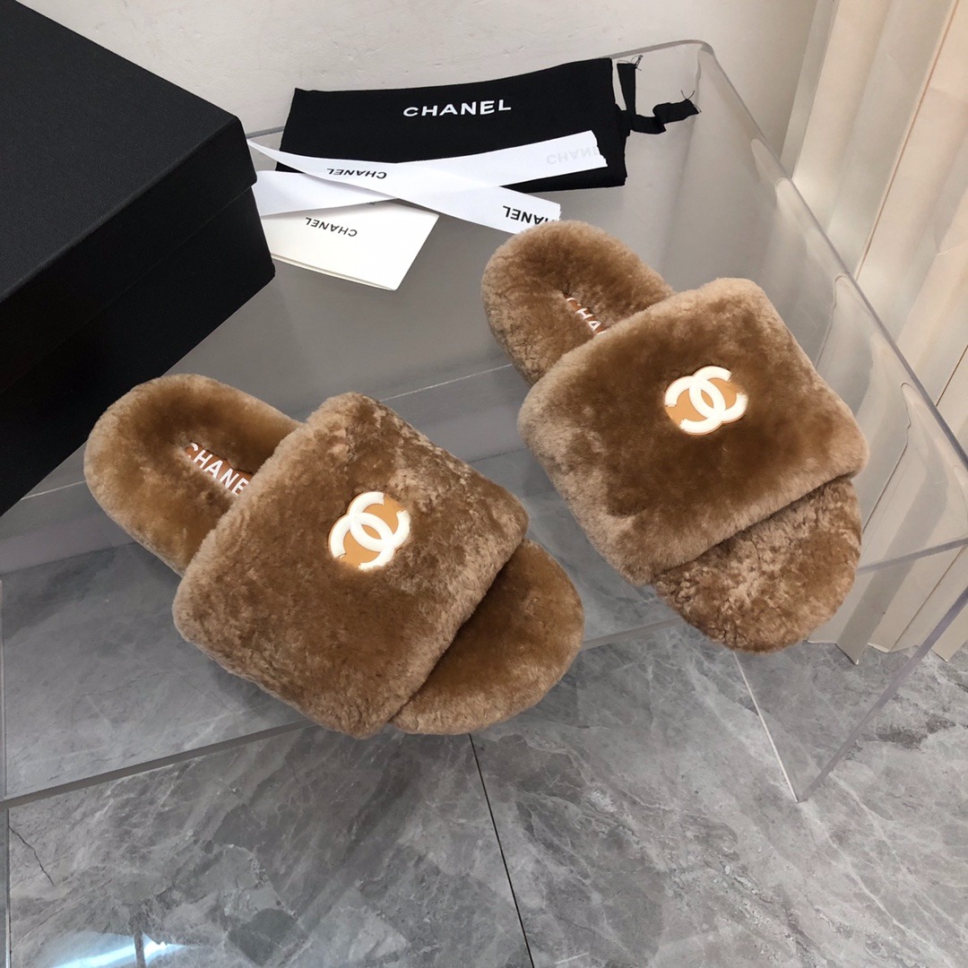 샤넬 신상 레터링 털 슬리퍼