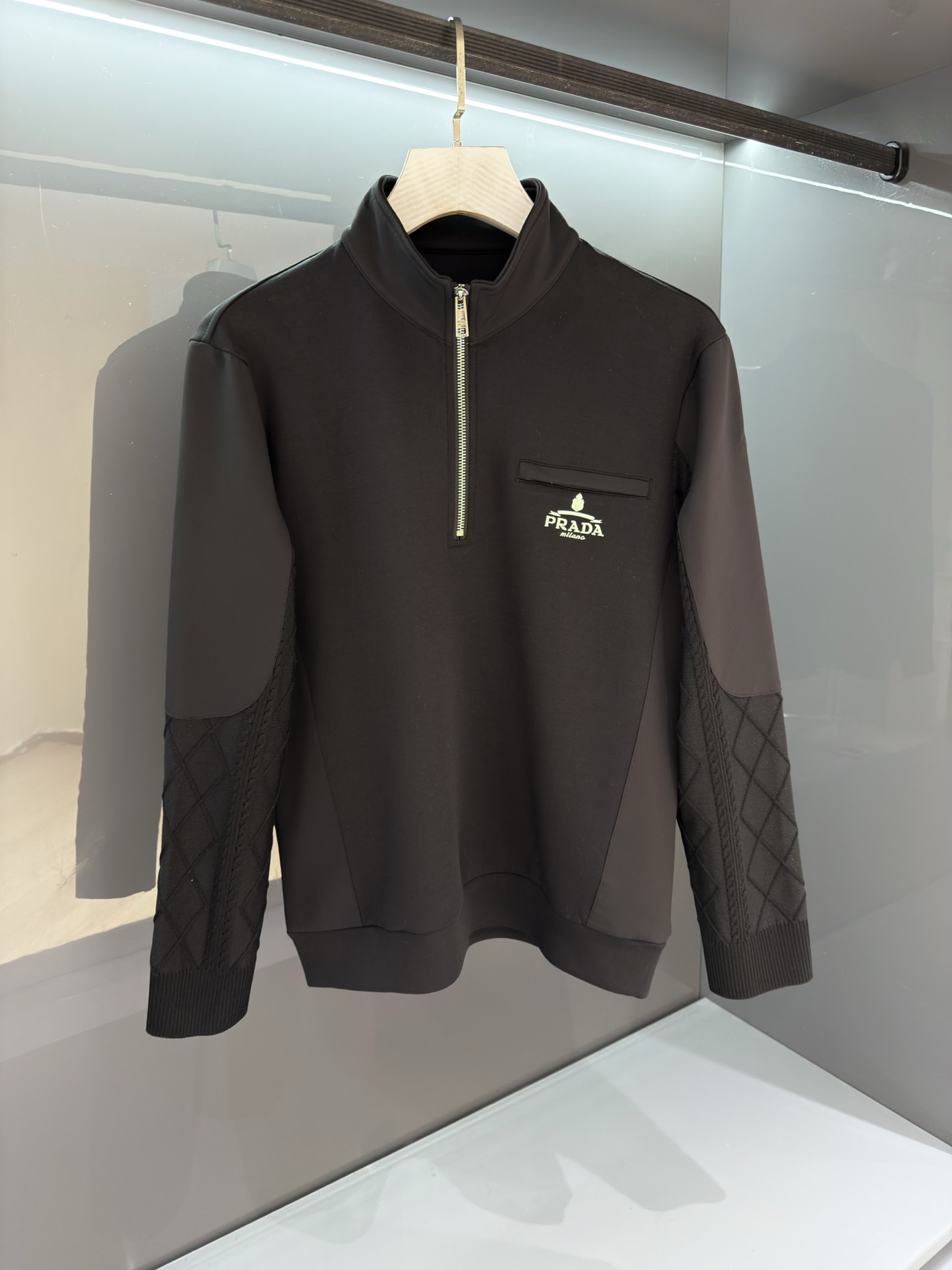 프라다 신상 Milano 풀오버 하이넥 맨투맨
