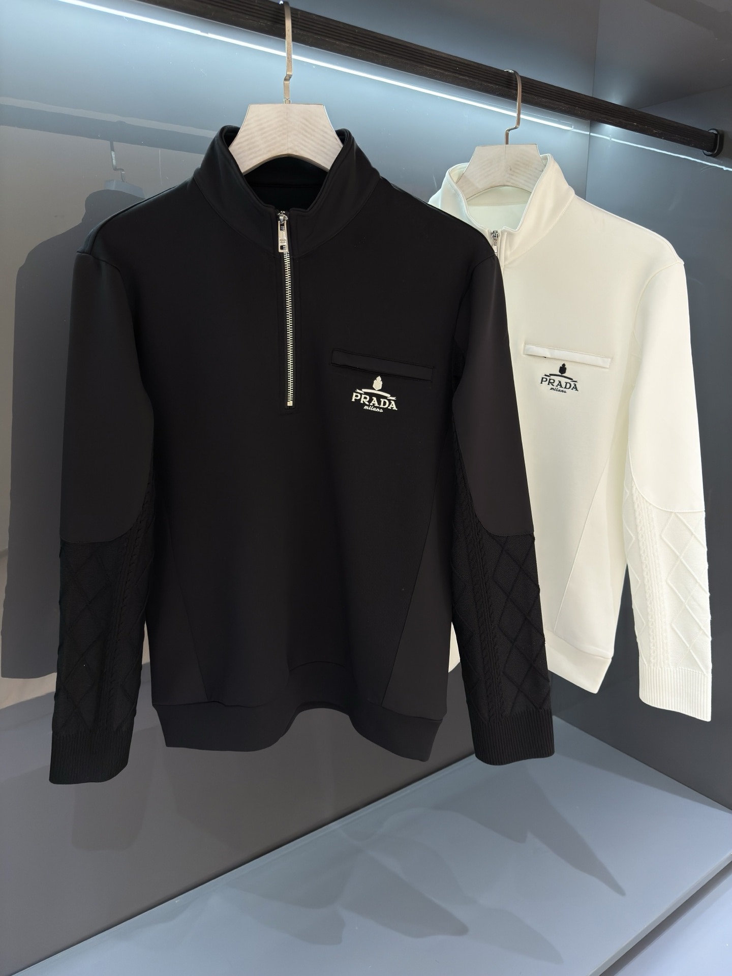 프라다 신상 Milano 풀오버 하이넥 맨투맨
