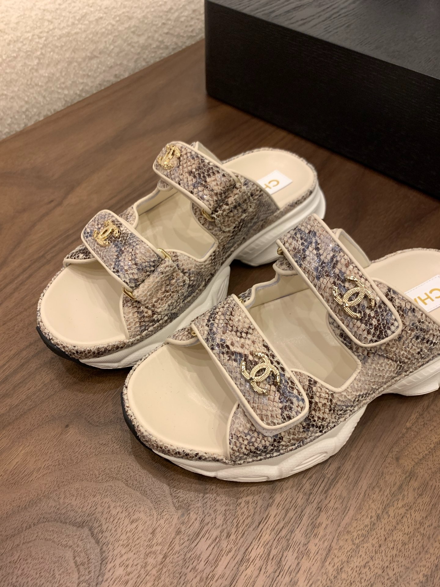 샤넬 25C 신상 통굽 벨크로 슬리퍼