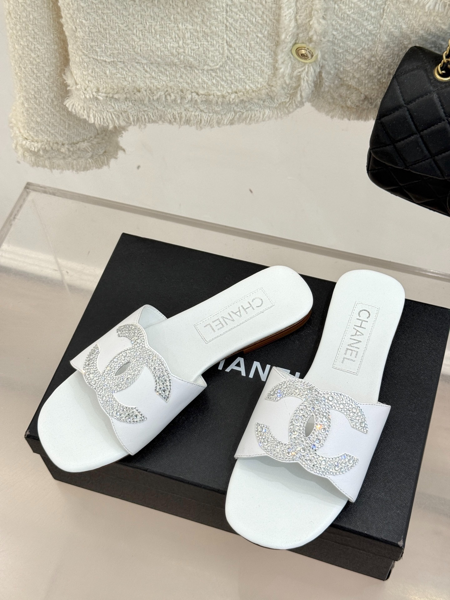 샤넬 25p 봄여름 신상 큐빅 더블 C 슬리퍼