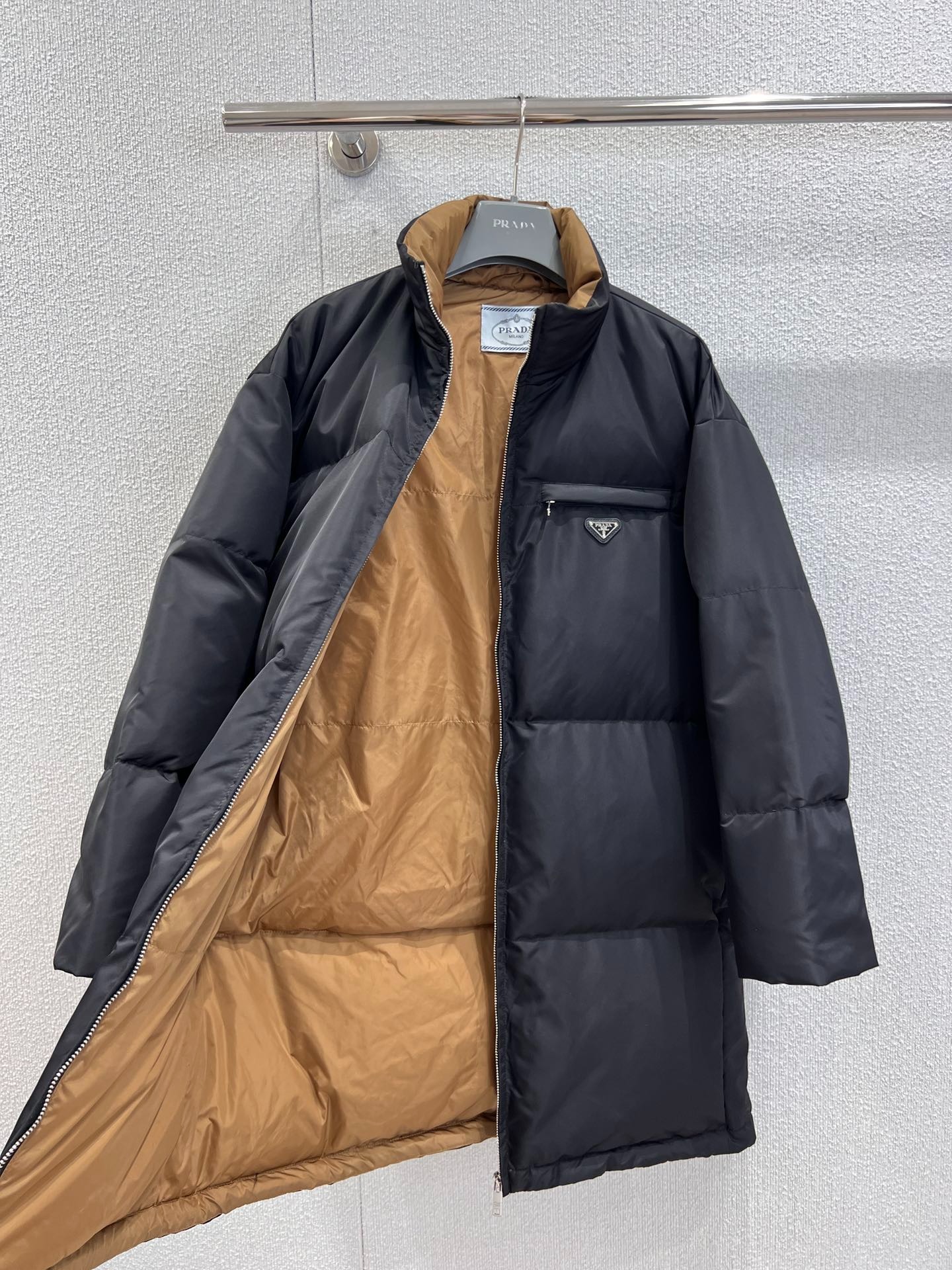 프라다 25Fw 신상 삼각 로고 패딩