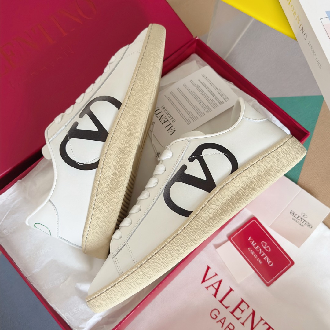 발렌티노 로이코 스니커즈